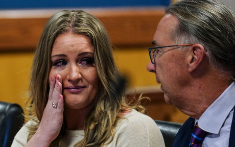 Jenna Ellis spricht mit ihrem Anwalt Franklin Houge, nachdem sich Ellis im Gerichtssaal des Fulton Superior Court von Richter McAfee eines Verbrechens schuldig bekannt hat. - Foto: John Bazemore/AP Pool/AP/dpa