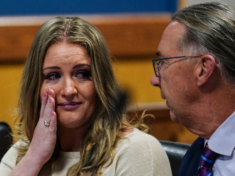 Jenna Ellis spricht mit ihrem Anwalt Franklin Houge, nachdem sich Ellis im Gerichtssaal des Fulton Superior Court von Richter McAfee eines Verbrechens schuldig bekannt hat. - Foto: John Bazemore/AP Pool/AP/dpa