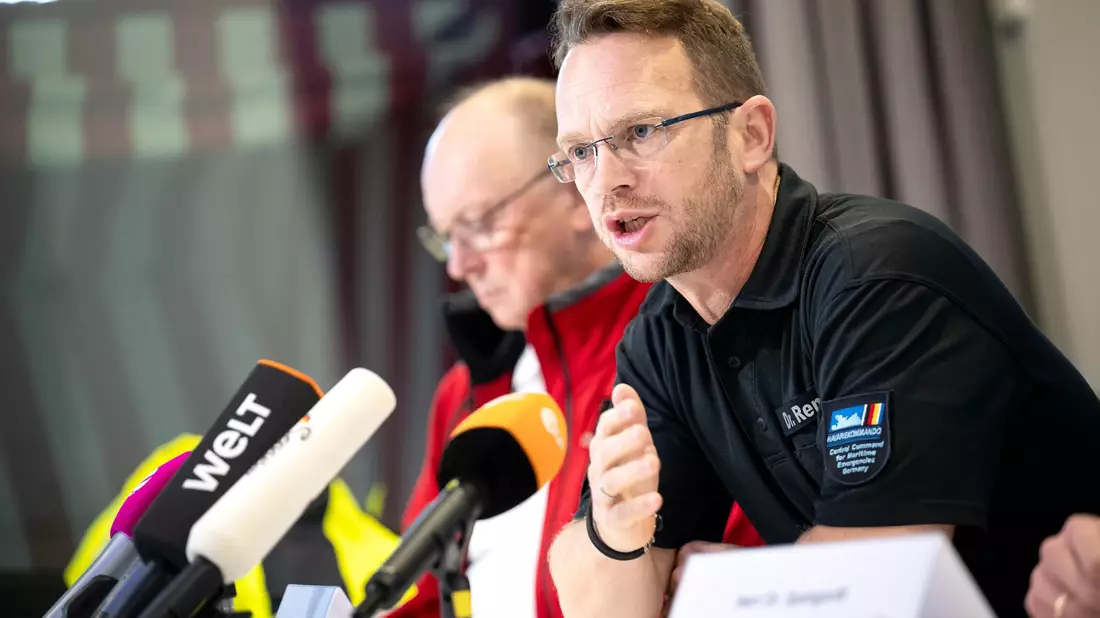 Robby Renner (r), Leiter des Havariekommandos und Michael Ippich von der Deutschen Gesellschaft zur Rettung Schiffbrüchiger bei einer Pressekonferenz nach der Kollision zweier Frachter in der Nordsee. - Bild: Sina Schuldt/dpa