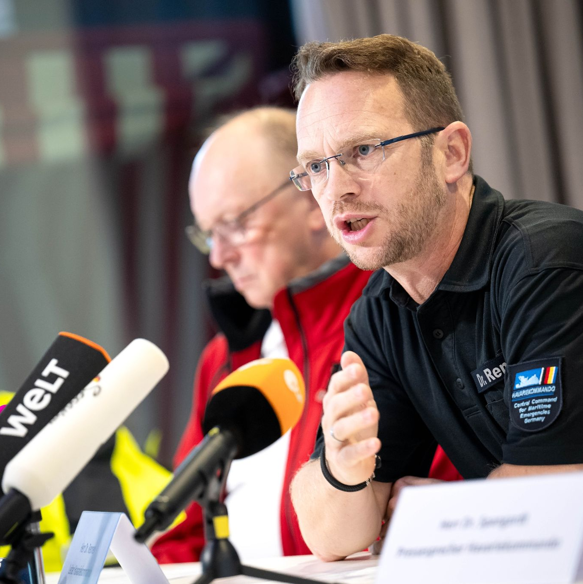 Robby Renner (r), Leiter des Havariekommandos und Michael Ippich von der Deutschen Gesellschaft zur Rettung Schiffbrüchiger bei einer Pressekonferenz nach der Kollision zweier Frachter in der Nordsee. - Foto: Sina Schuldt/dpa