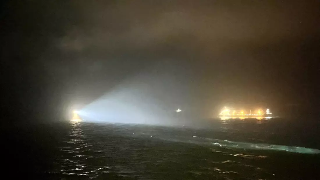 Suchscheinwerfer in der Nähe der Stelle, an der das britische Frachtschiff «Verity» gesunken sein soll. - Bild: Handout/PA Media/dpa