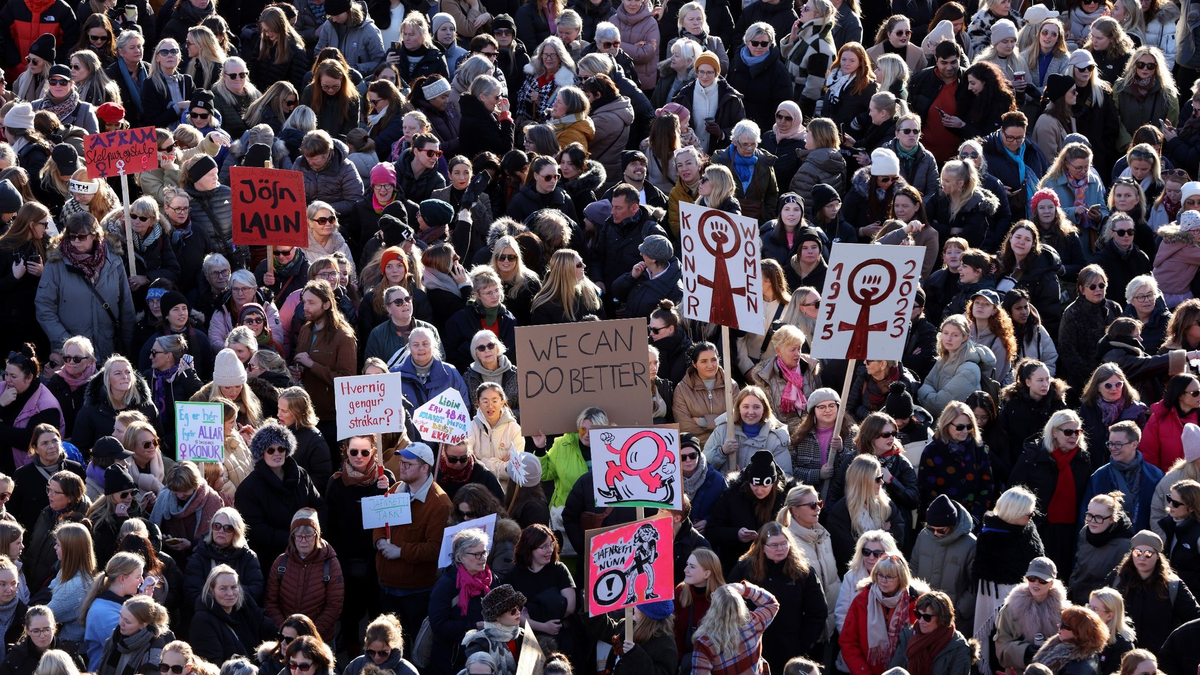 Menschen aus ganz Island versammeln sich während des Frauenstreiks. Unzählige Frauen haben auf Island einen Tag lang ihre Arbeit niedergelegt, um damit mehr Gleichberechtigung einzufordern. - Foto: Arni Torfason/AP/dpa