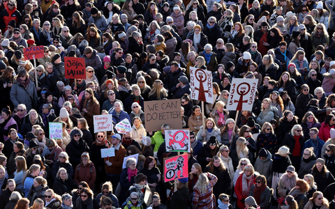 Menschen aus ganz Island versammeln sich während des Frauenstreiks. Unzählige Frauen haben auf Island einen Tag lang ihre Arbeit niedergelegt, um damit mehr Gleichberechtigung einzufordern. - Foto: Arni Torfason/AP/dpa