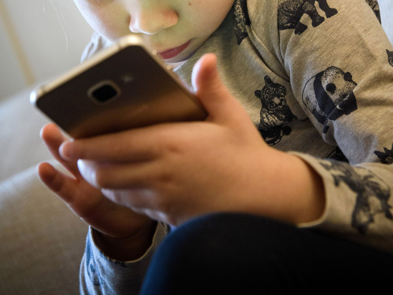 Dutzende US-Bundesstaaten werfen Meta unter anderem vor, das Geschäftsmodell der Plattformen sei darauf ausgerichtet, dass Kinder und Jugendliche mehr Zeit auf der Plattform verbringen. - Foto: Hans-Jürgen Wiedl/ZB/dpa