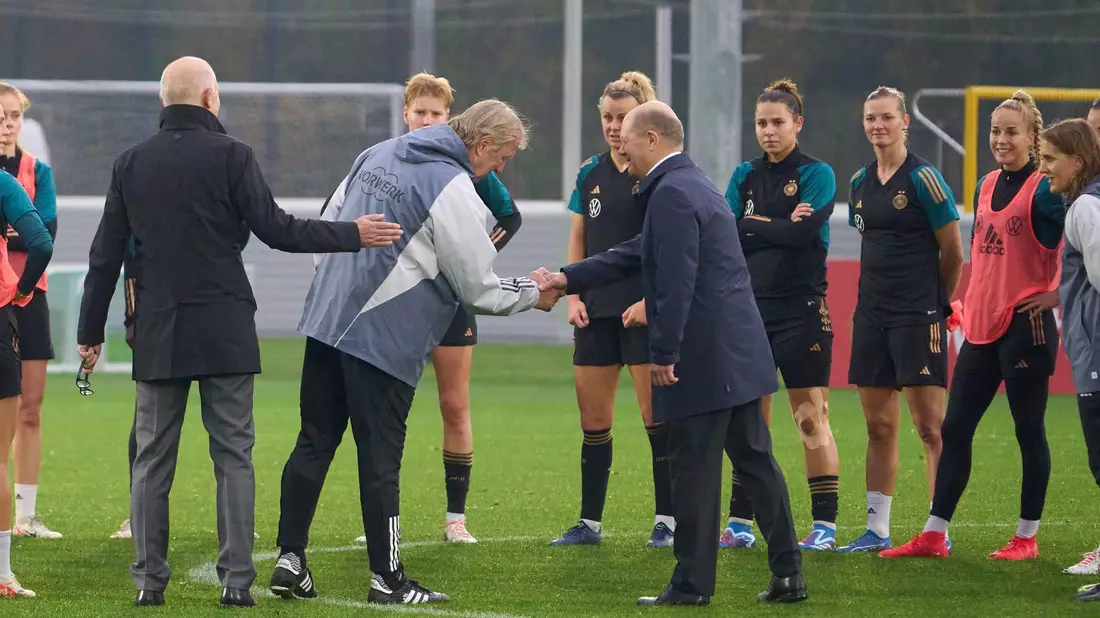 Bundeskanzler Olaf Scholz besuchte die DFB-Frauen beim Training in Frankfurt am Main. - Bild: Thomas Frey/dpa
