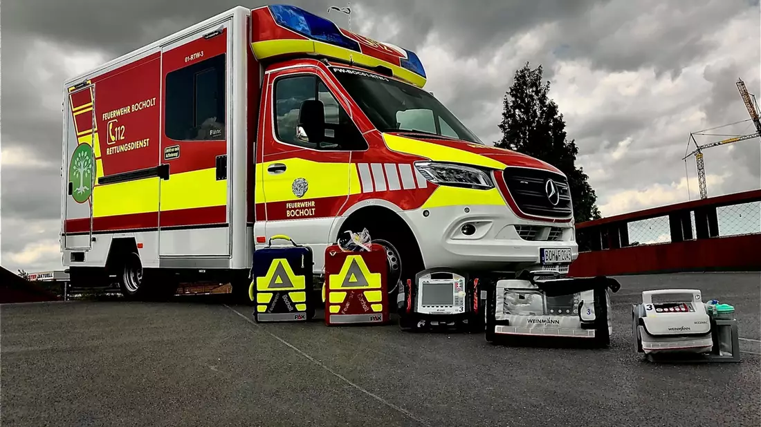 FW Bocholt: Eingeklemmter Fahrradfahrer unter PKW durch Feuerwehr befreit - Bild: presseportal.de