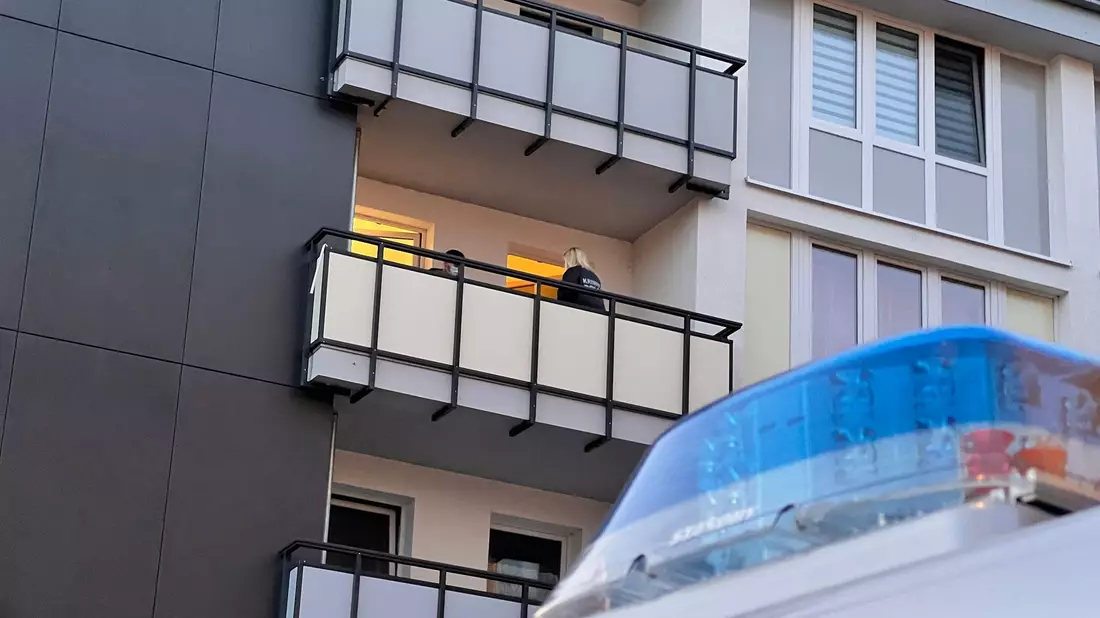 Die Polizei arbeitet in einem Haus in Duisburg. Spezialkräfte der Polizei haben einen Mann festgenommen. Nach Berichten von «Spiegel» und «Bild» soll es sich um einen Terrorverdächtigen handeln. - Bild: M. Weber/WTVnews UG Essen/dpa