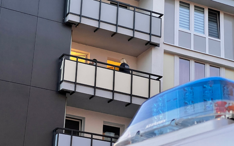 Die Polizei arbeitet in einem Haus in Duisburg. Spezialkräfte der Polizei haben einen Mann festgenommen. Nach Berichten von «Spiegel» und «Bild» soll es sich um einen Terrorverdächtigen handeln. - Foto: M. Weber/WTVnews UG Essen/dpa