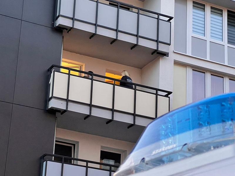 Die Polizei arbeitet in einem Haus in Duisburg. Spezialkräfte der Polizei haben einen Mann festgenommen. Nach Berichten von «Spiegel» und «Bild» soll es sich um einen Terrorverdächtigen handeln. - Foto: M. Weber/WTVnews UG Essen/dpa