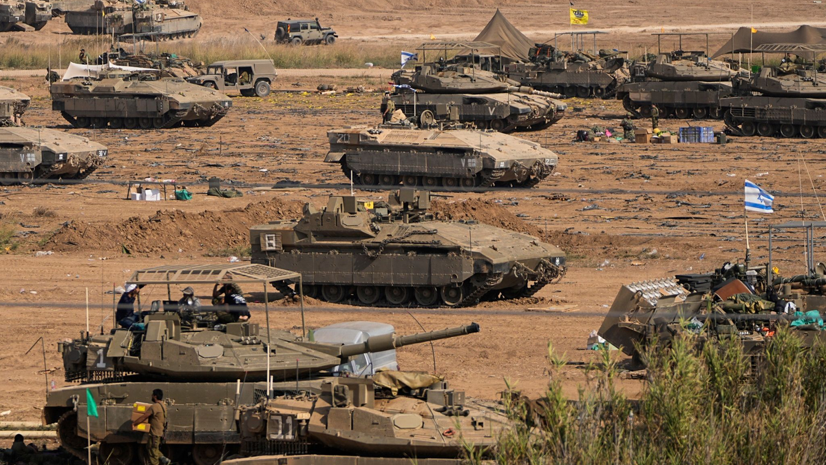 Israelische Soldaten arbeiten an einem Panzer auf einem Armeegelände in der Nähe der israelischen Grenze zum Gazastreifen. - Foto: Ohad Zwigenberg/AP/dpa