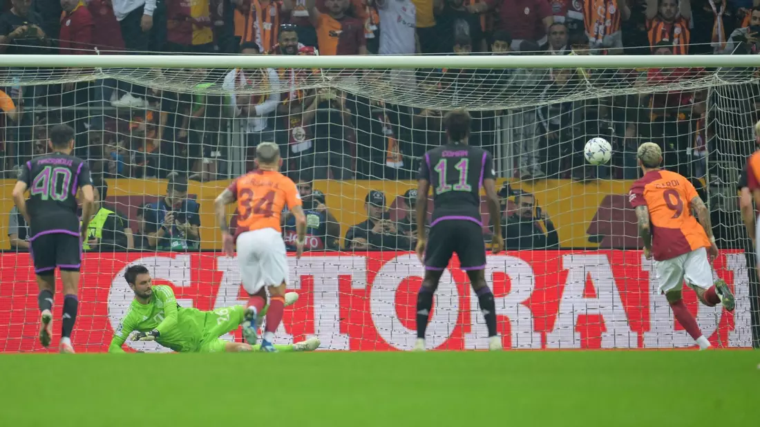 Galatasaray-Stürmer Mauro Icardi (r) traf per Elfmeter zum zwischenzeitlichen 1:1. - Bild: Peter Kneffel/dpa