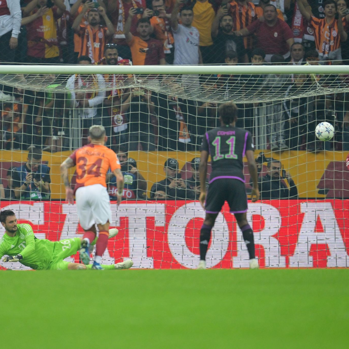 Galatasaray-Stürmer Mauro Icardi (r) traf per Elfmeter zum zwischenzeitlichen 1:1. - Foto: Peter Kneffel/dpa