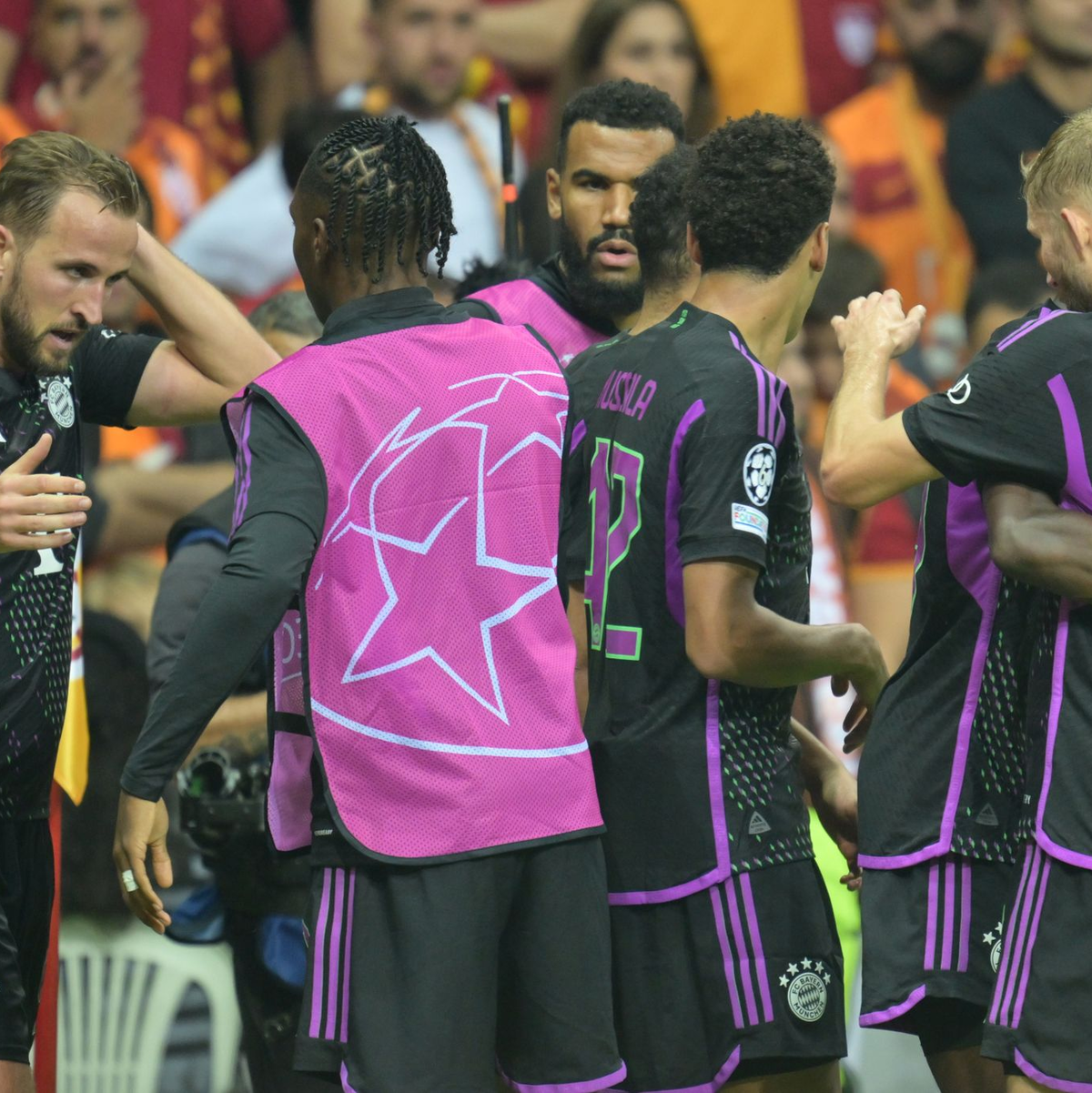 Harry Kane (l) bejubelt seinen Treffer zum 2:1. - Foto: Peter Kneffel/dpa