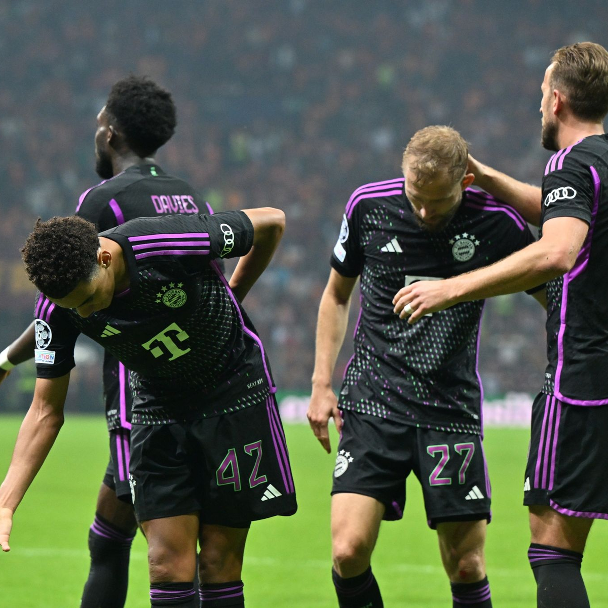 Nach dem 3:1 von Jamal Musiala (l) war das Spiel entschieden. - Foto: Peter Kneffel/dpa