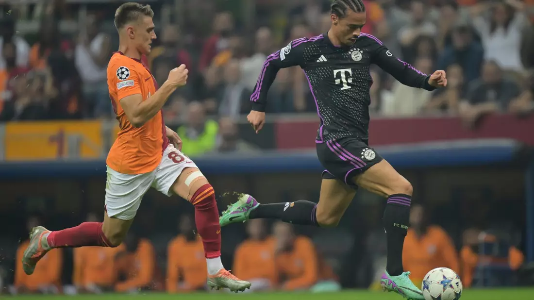 Bayerns Leroy Sané (r) im Laufduell mit Kaz?mcan Karata?. - Bild: Peter Kneffel/dpa