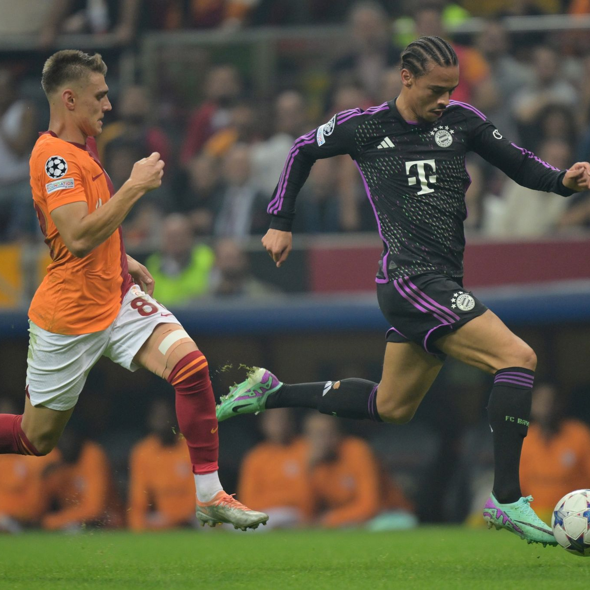 Bayerns Leroy Sané (r) im Laufduell mit Kaz?mcan Karata?. - Foto: Peter Kneffel/dpa