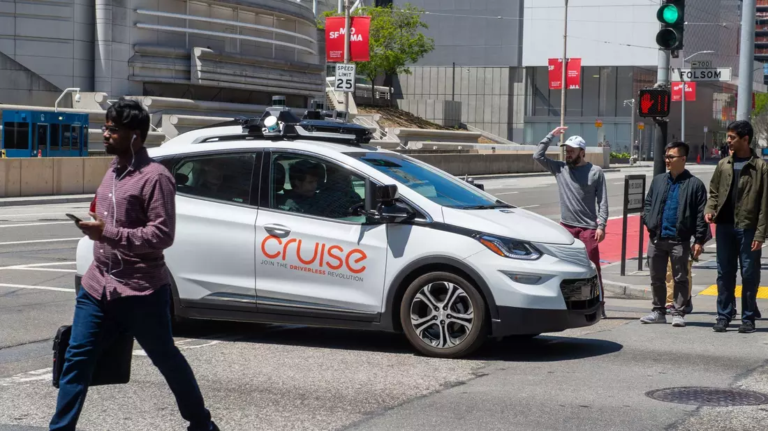 Ein selbstfahrendes Auto der Roboterwagenfirma Cruise des US-Konzerns General Motors sorgt für Unmut bei Fußgängern, nachdem es auf einer Kreuzung steckenblieb und sie bei Rot verlässt. - Bild: Andrej Sokolow/dpa