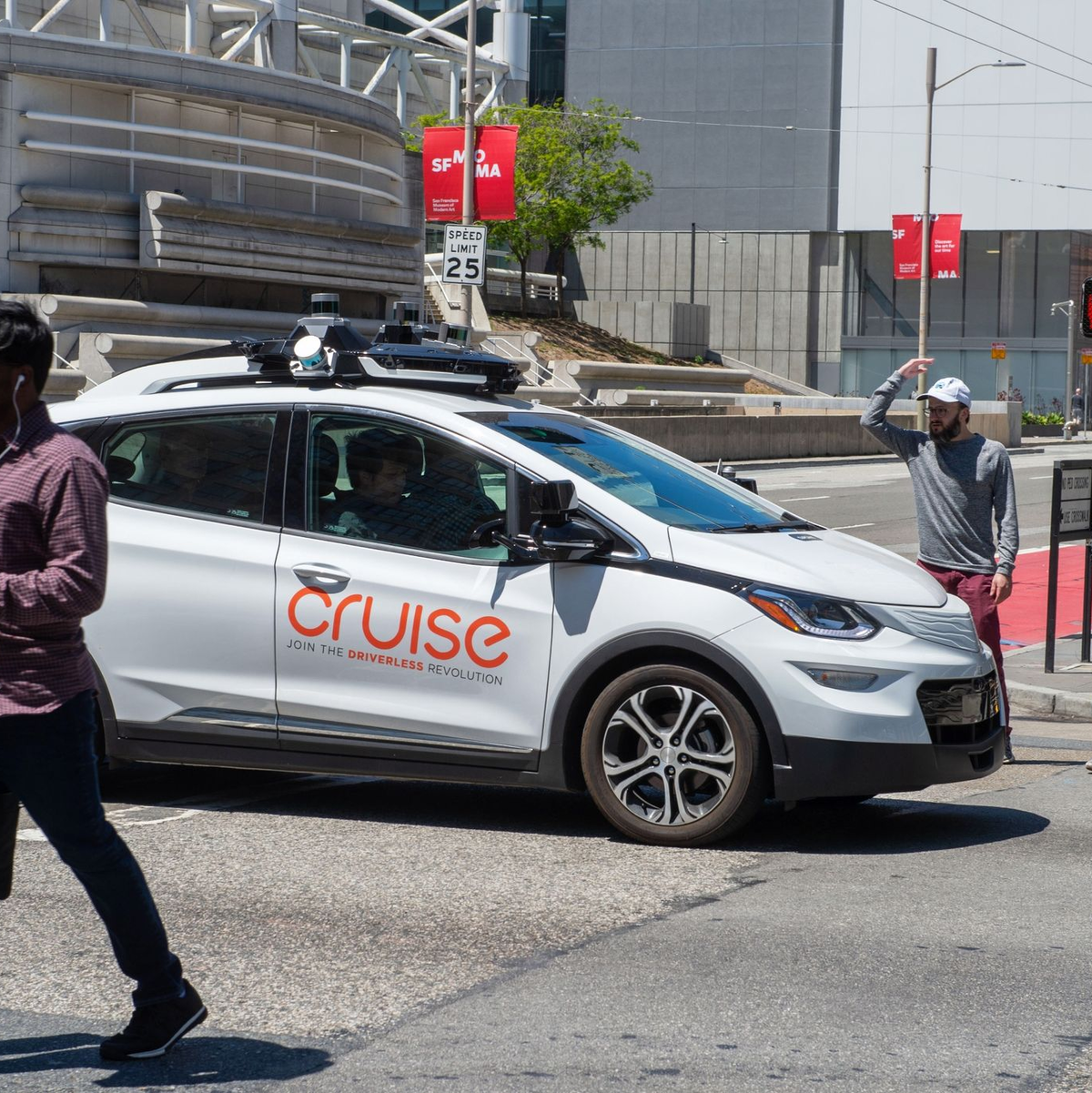 Ein selbstfahrendes Auto der Roboterwagenfirma Cruise sorgt für Unmut bei Fußgängern, nachdem es auf einer Kreuzung steckenblieb und sie bei Rot verlässt. - Foto: Andrej Sokolow/dpa