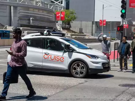 Ein selbstfahrendes Auto der Roboterwagenfirma Cruise des US-Konzerns General Motors sorgt für Unmut bei Fußgängern, nachdem es auf einer Kreuzung steckenblieb und sie bei Rot verlässt. - Foto: Andrej Sokolow/dpa