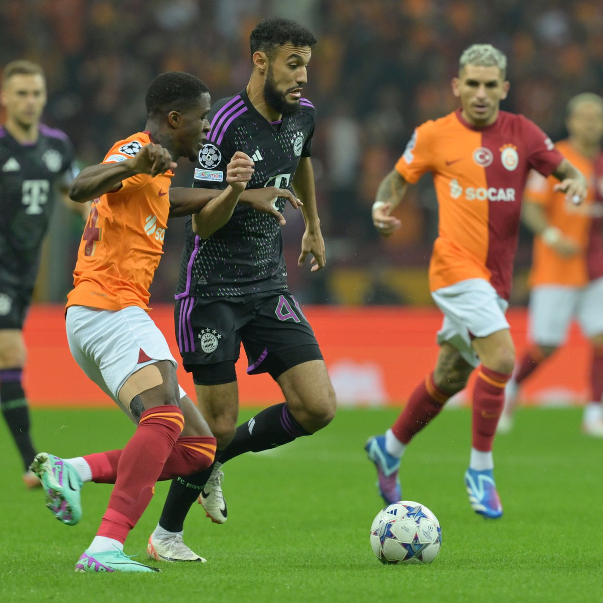 Kehrte in die Startelf des FCB zurück: Noussair Mazraoui (M). - Foto: Peter Kneffel/dpa