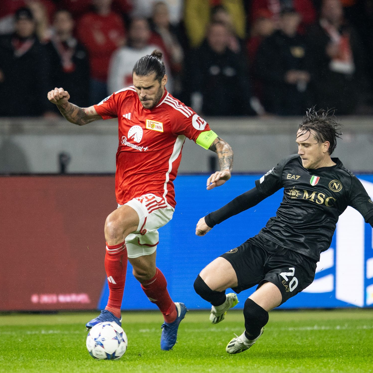 Kapitän Christopher Trimmel (l) und seine Unioner kassierten die neunte Pflichtspiel-Niederlage in Serie. - Foto: Andreas Gora/dpa