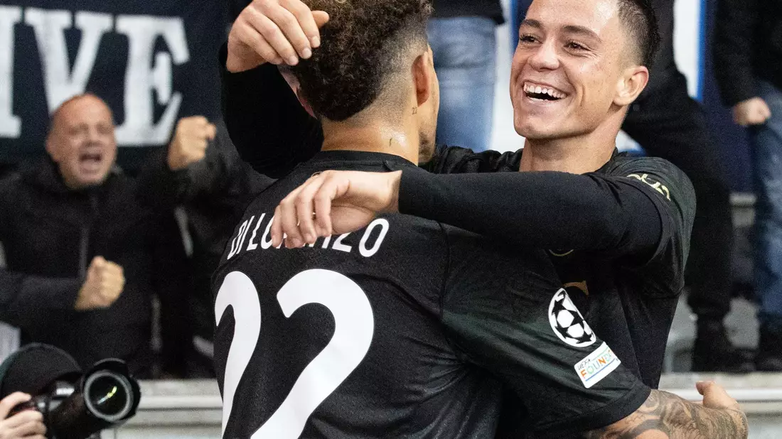 Mit seinem Tor der Matchwinner für Neapel: Giacomo Raspadori (r). - Bild: Andreas Gora/dpa