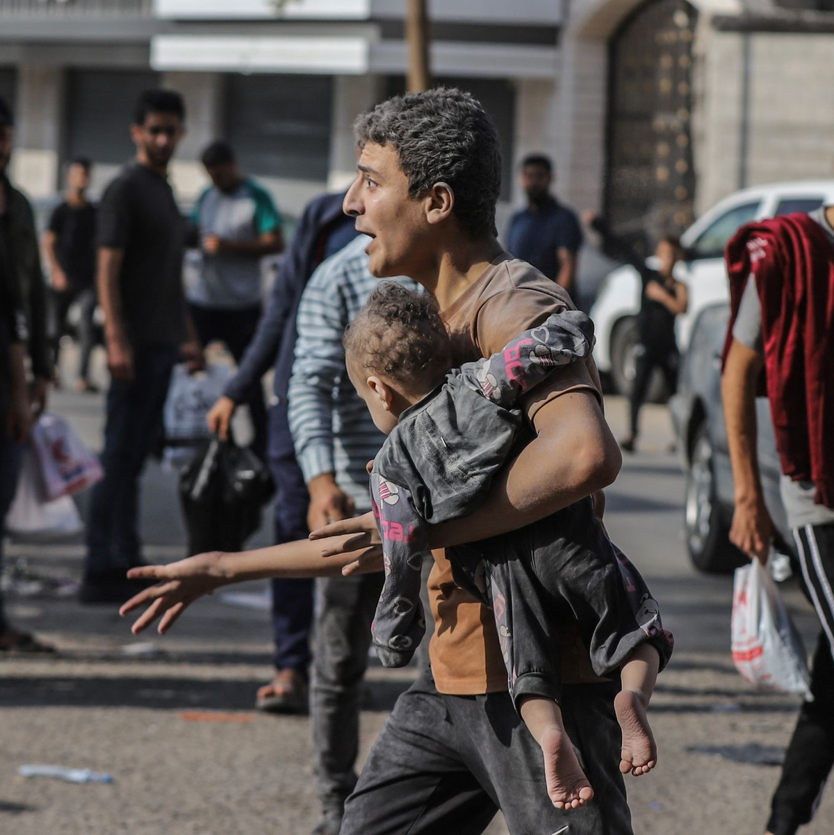 Palästinenser stehen nach einem israelischen Angriff auf Gaza-Stadt vor den Trümmern eines Gebäudes. - Foto: Mohammed Abu Elsebah/dpa