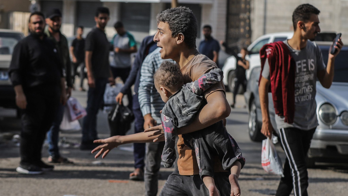 Ein Mann trägt nach einem israelischen Luftangriff auf Gaza-Stadt ein verletztes Kind auf dem Arm. - Foto: Mohammed Abu Elsebah/dpa