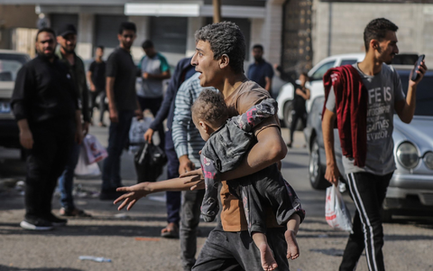 Palästinenser stehen nach einem israelischen Angriff auf Gaza-Stadt vor den Trümmern eines Gebäudes. - Foto: Mohammed Abu Elsebah/dpa Palästinenser stehen nach einem israelischen Angriff auf Gaza-Stadt vor den Trümmern eines Gebäudes. - Foto: Mohammed Abu Elsebah/dpa
