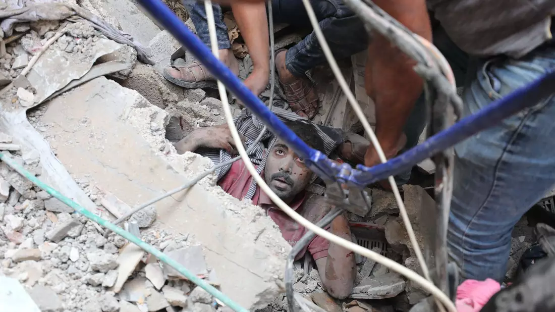 Nach einem israelischen Angriff wird ein Überlebender aus den Trümmern im Flüchtlingslager Nuseirat gerettet. - Bild: Atia Darwish/APA Images via ZUMA Press Wire/dpa
