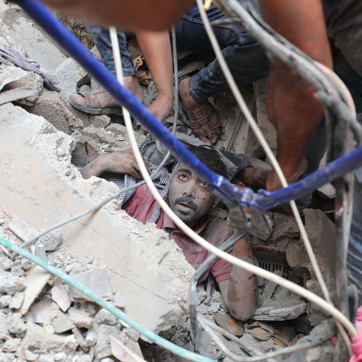 Nach einem israelischen Angriff wird ein Überlebender aus den Trümmern im Flüchtlingslager Nuseirat gerettet. - Foto: Atia Darwish/APA Images via ZUMA Press Wire/dpa