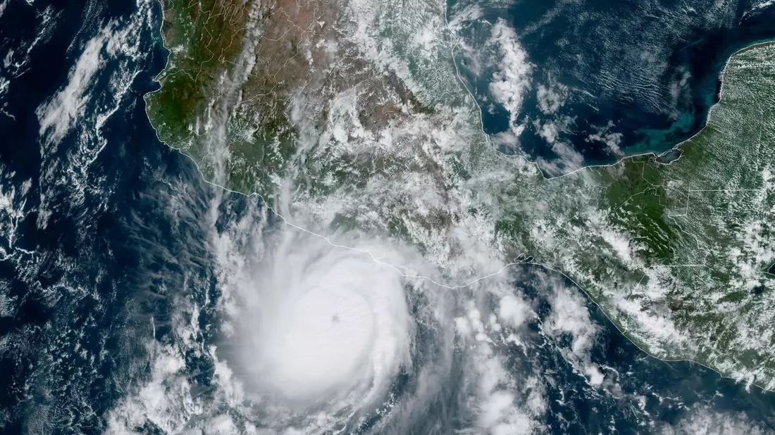 Dieses von der NOAA zur Verfügung gestellte Satellitenbild zeigt den Hurrikan «Otis», der sich der mexikanischen Pazifikküste nahe Acapulco nähert. - Bild: -/NOAA/dpa