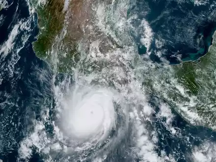 Dieses von der NOAA zur Verfügung gestellte Satellitenbild zeigt den Hurrikan «Otis», der sich der mexikanischen Pazifikküste nahe Acapulco nähert. - Foto: -/NOAA/dpa