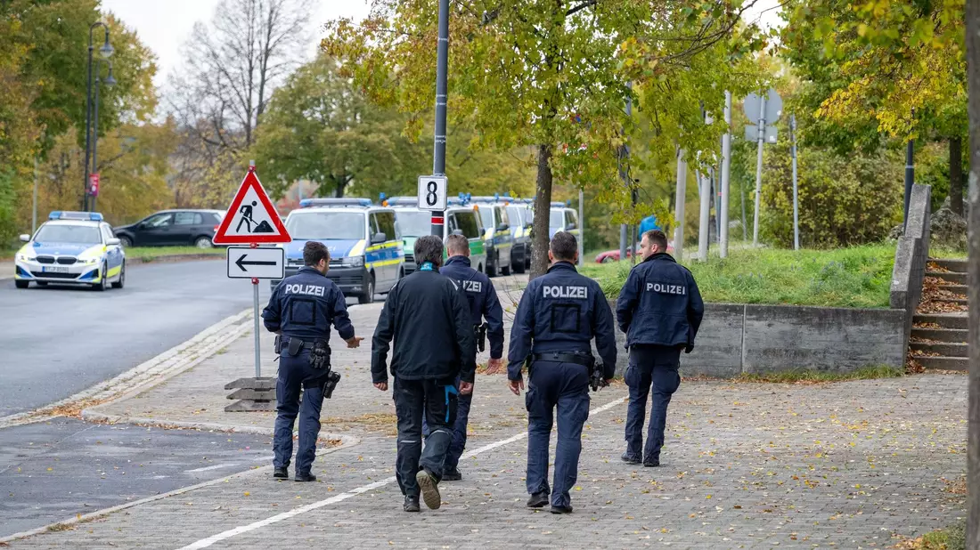 Bombendrohungen an Schulen haben Polizeieinsätze in mehreren Bundesländern ausgelöst. - Bild: Pia Bayer/dpa
