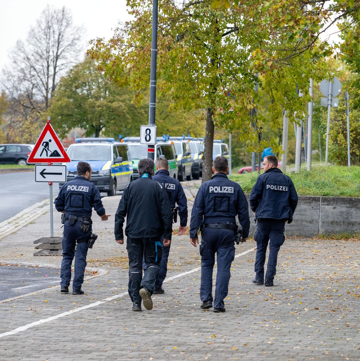 Bombendrohungen an Schulen haben Polizeieinsätze in mehreren Bundesländern ausgelöst. - Foto: Pia Bayer/dpa
