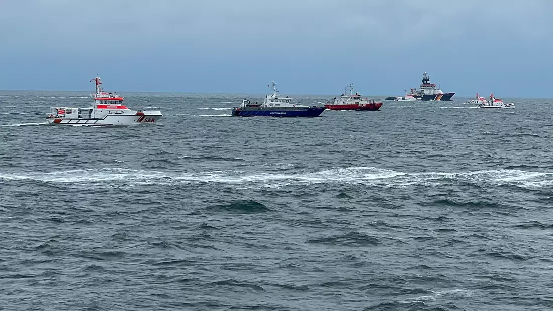 Rettungskräfte waren mit mehreren Schiffen, Tauchern und Hubschraubern im Einsatz, um nach den Schiffbrüchigen zu suchen. - Bild: Die Seenotretter – DGzRS/dpa