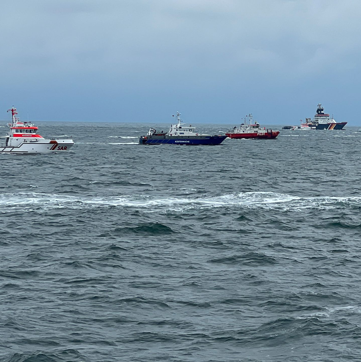 Rettungskräfte waren mit mehreren Schiffen, Tauchern und Hubschraubern im Einsatz, um nach den Schiffbrüchigen zu suchen. - Foto: Die Seenotretter – DGzRS/dpa