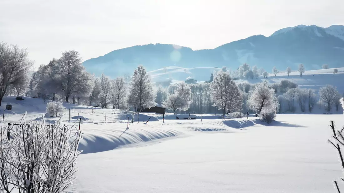 Blick über die idyllische Winterlandschaft rund um den Ritzensee im österreichischen Saalfelden. - Bild: Verena Wolff/dpa-tmn