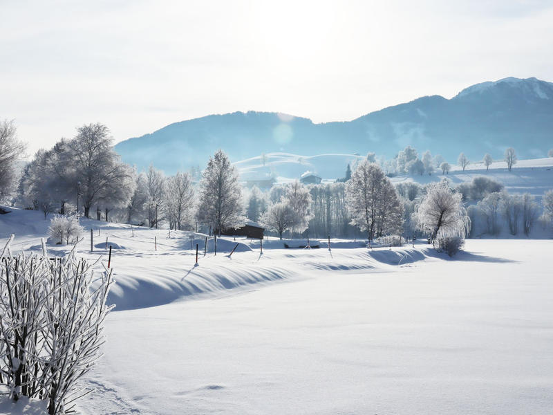 Blick über die idyllische Winterlandschaft rund um den Ritzensee im österreichischen Saalfelden. - Foto: Verena Wolff/dpa-tmn