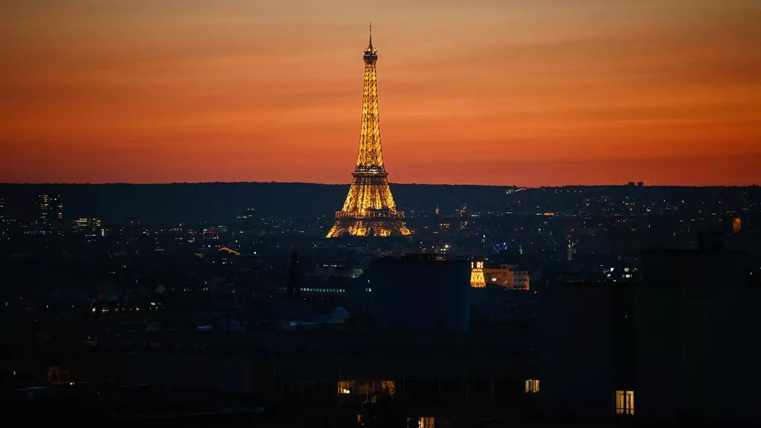 Darf natürlich nicht fehlen: Die Hauptstadt der Liebe, Paris. - Bild: Dimitar Dilkoff/AFP/dpa