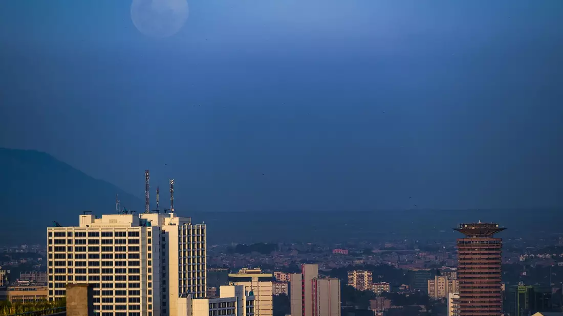 Der Vollmond steigt über den Hochhäusern von Nairobi auf. Kenias Hauptstadt erhebe «nun endlich ihren Anspruch auf den Status als globales Kulturzentrum», heißt es im aktuellen «Lonely Planet». - Bild: Li Yan/XinHua/dpa