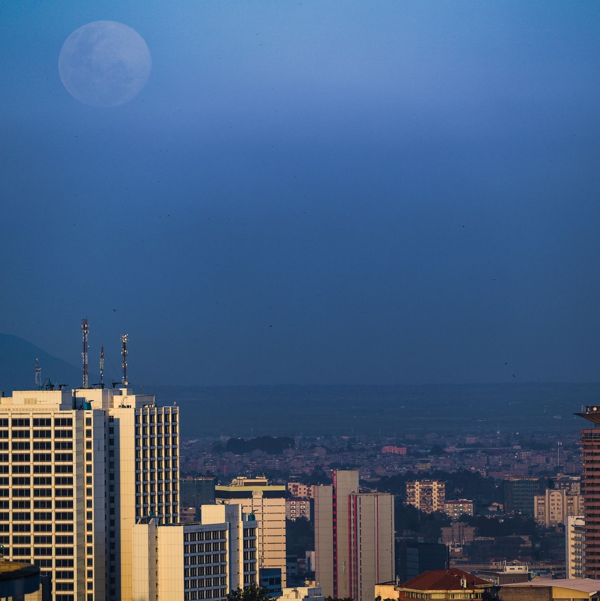 Der Vollmond steigt über den Hochhäusern von Nairobi auf. Kenias Hauptstadt erhebe «nun endlich ihren Anspruch auf den Status als globales Kulturzentrum», heißt es im aktuellen «Lonely Planet». - Foto: Li Yan/XinHua/dpa