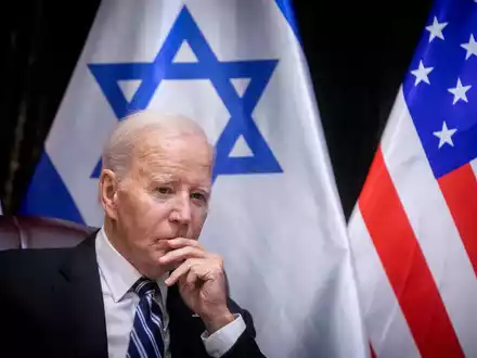 US-Präsident Joe Biden bei seinem Besuch in Tel Aviv am 18. Oktober. Die USA sind der wichtigste Verbündetete Israels. - Foto: Miriam Alster/Pool Flash 90/AP/dpa