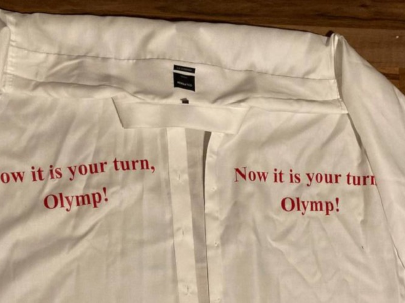 Jetzt bist du dran, OLYMP! / Offizielle Beschwerde gegen deutsches Modeunternehmen - Foto: presseportal.de