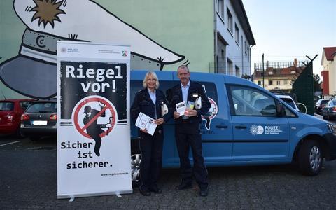 POL-PB: Aktionswochenende Riegel vor! Sicher ist sicherer.: Polizei berät auf dem Paderborner Domplatz zum Einbruchschutz - Foto: presseportal.de