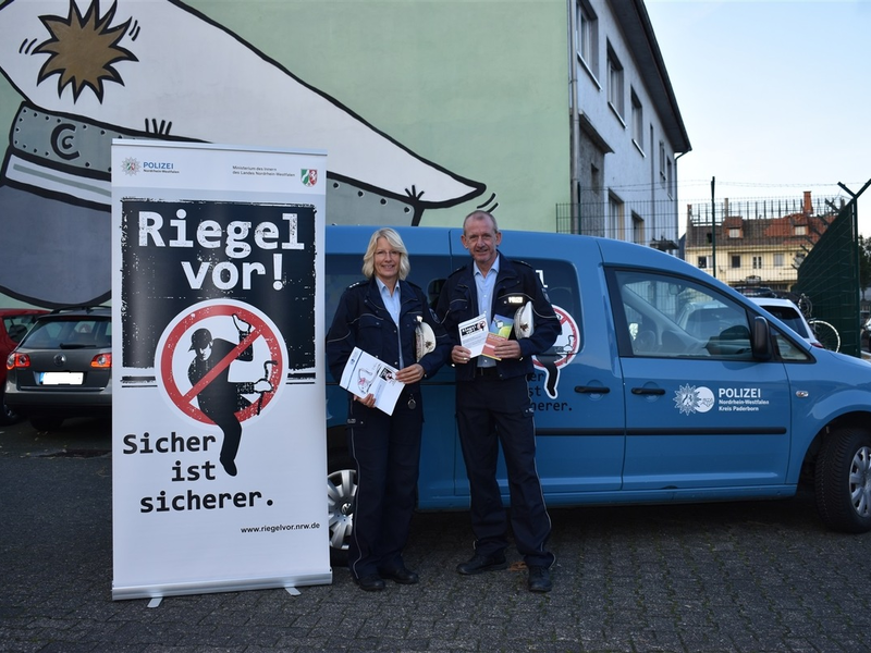 POL-PB: Aktionswochenende Riegel vor! Sicher ist sicherer.: Polizei berät auf dem Paderborner Domplatz zum Einbruchschutz - Foto: presseportal.de