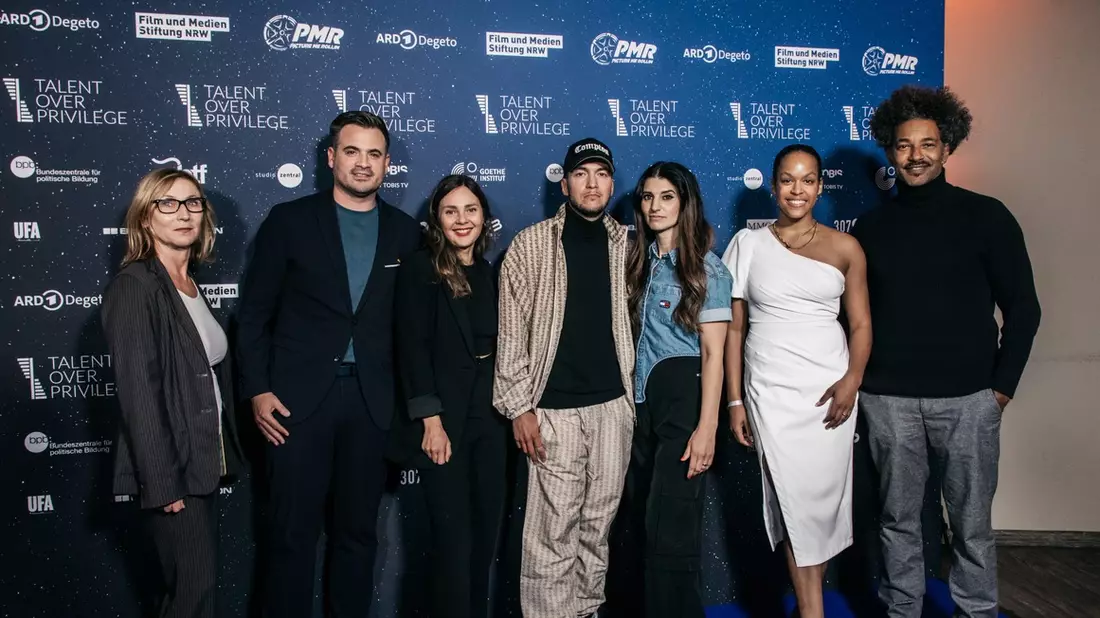 Verleihung der ersten TALENT OVER PRIVILEGE AWARDS von und für Filmschaffende mit Migrationsgeschichte powered by ARD Degeto / Auszeichnung für Tua El-Fawwal, Soleen Yusef und Tyron Ricketts - Bild: presseportal.de