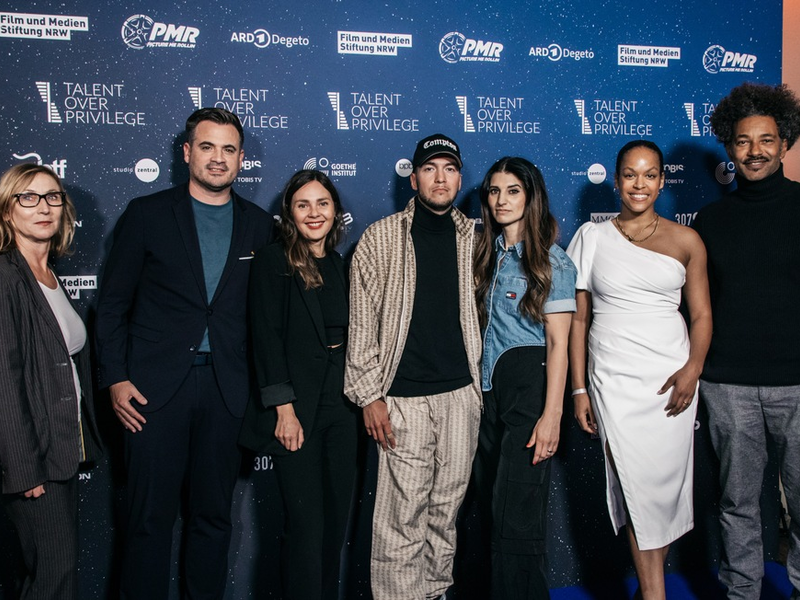 Verleihung der ersten TALENT OVER PRIVILEGE AWARDS von und für Filmschaffende mit Migrationsgeschichte powered by ARD Degeto / Auszeichnung für Tua El-Fawwal, Soleen Yusef und Tyron Ricketts - Foto: presseportal.de