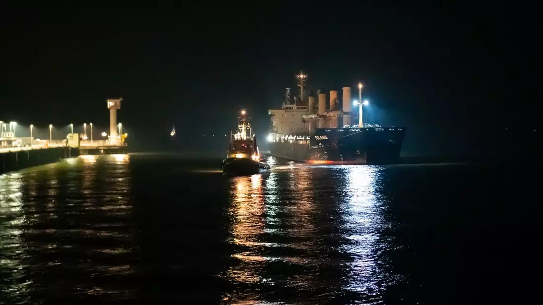 Das Frachtschiff «Polesie» wird von zwei Schleppern an den Kai der Seebäderbrücke in Cuxhaven gezogen. - Bild: Jonas Walzberg/dpa