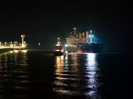 Das Frachtschiff «Polesie» wird von zwei Schleppern an den Kai der Seebäderbrücke in Cuxhaven gezogen. - Foto: Jonas Walzberg/dpa